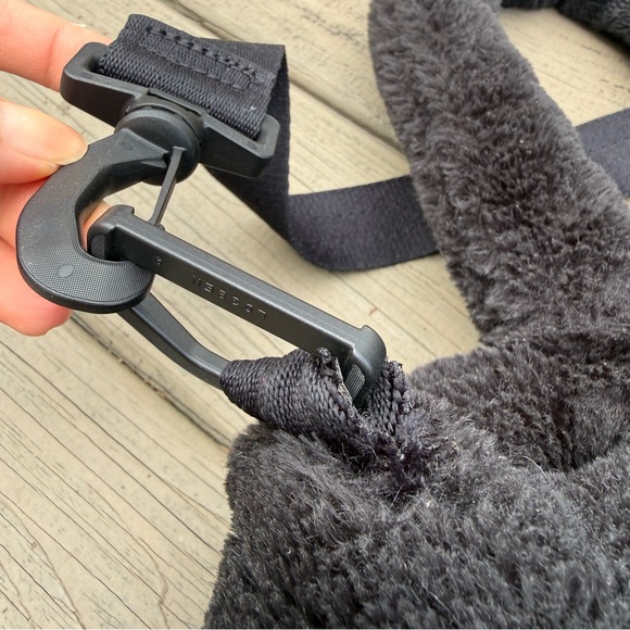 Nike Sportswear Faux Fur 10L tote bag in black - Picture 10 of 16